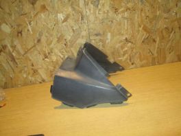 PLASTIKA ISPOD SEDISTA