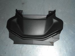 MASKA IZMEDJU SEDISTA