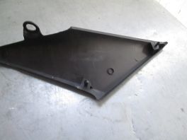 leva plastika ispod sedista