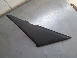 DESNA PLASTIKA ISPOD SEDISTA