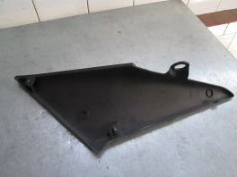 DESNA PLASTIKA ISPOD SEDISTA